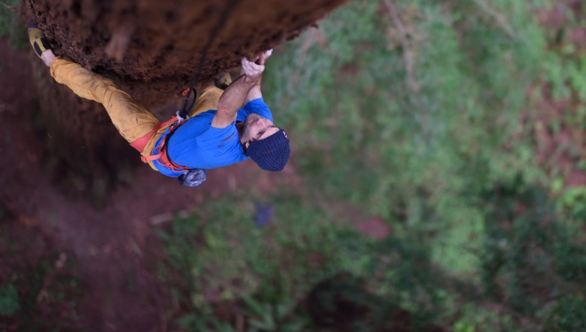 Chris Sharma escala en libre una secuoya gigante de California