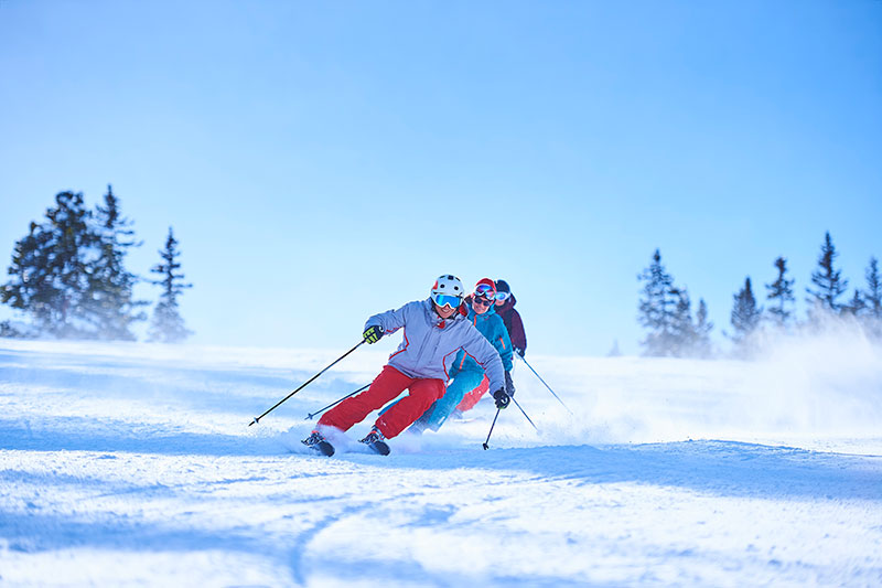 ¿Qué elementos necesitas para empezar a esquiar?