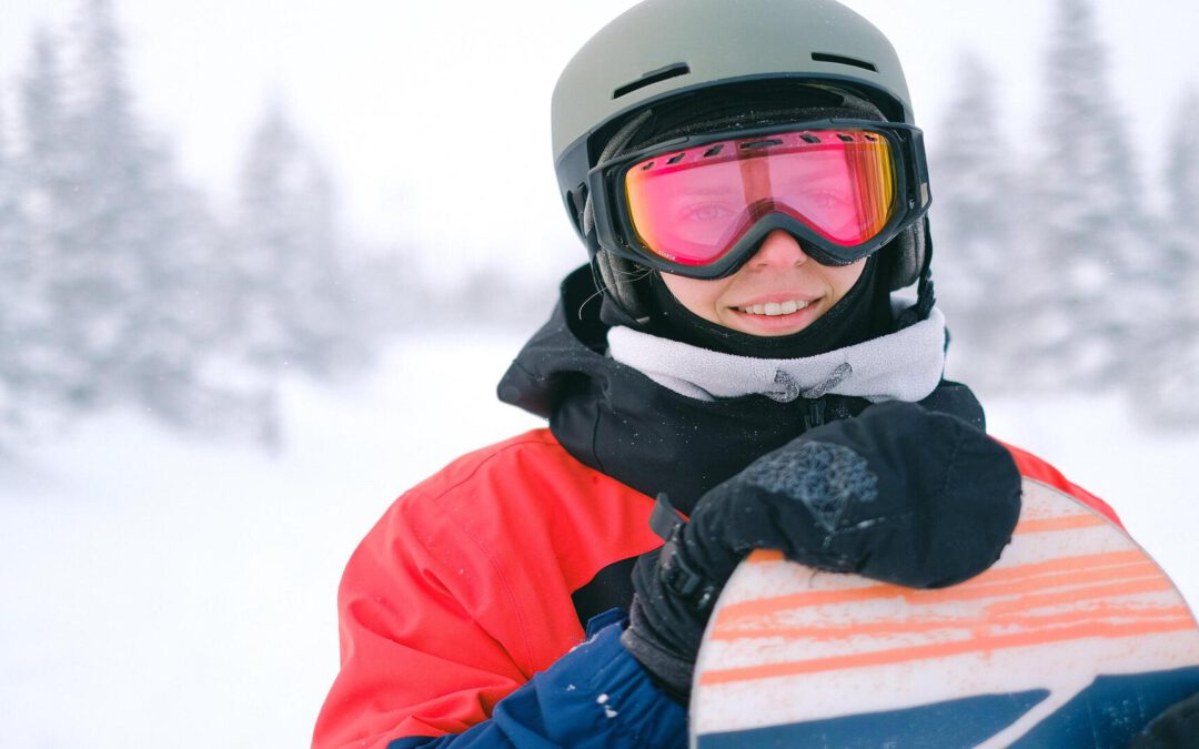 Protege tu cabeza: la importancia de llevar casco en la nieve