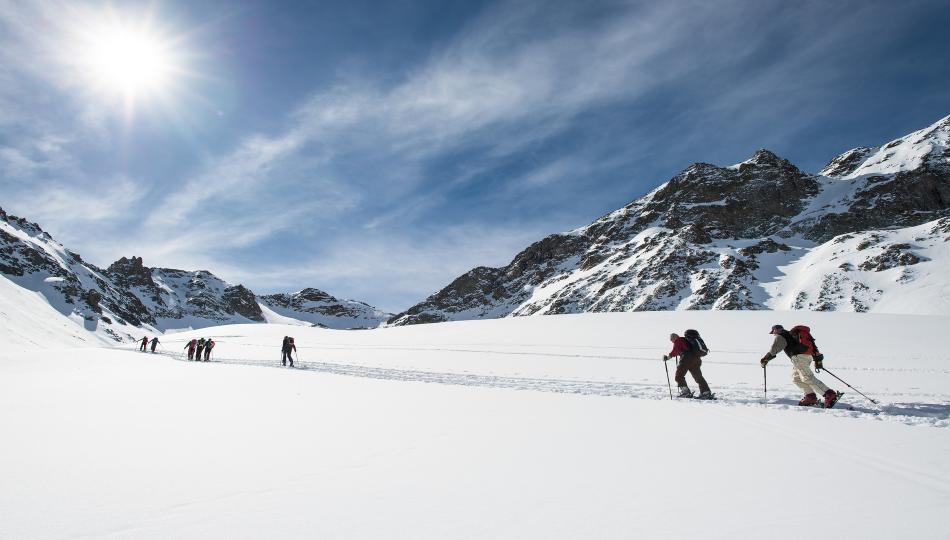 ¿Es mejor optar por un cursillo de esquí privado o en grupo? Ventajas y desventajas